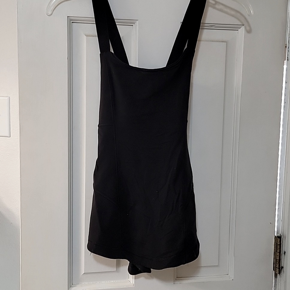 Black Lulu tank size 4, in good used condition. Comes with removable bra pads - Picture 1 of 4